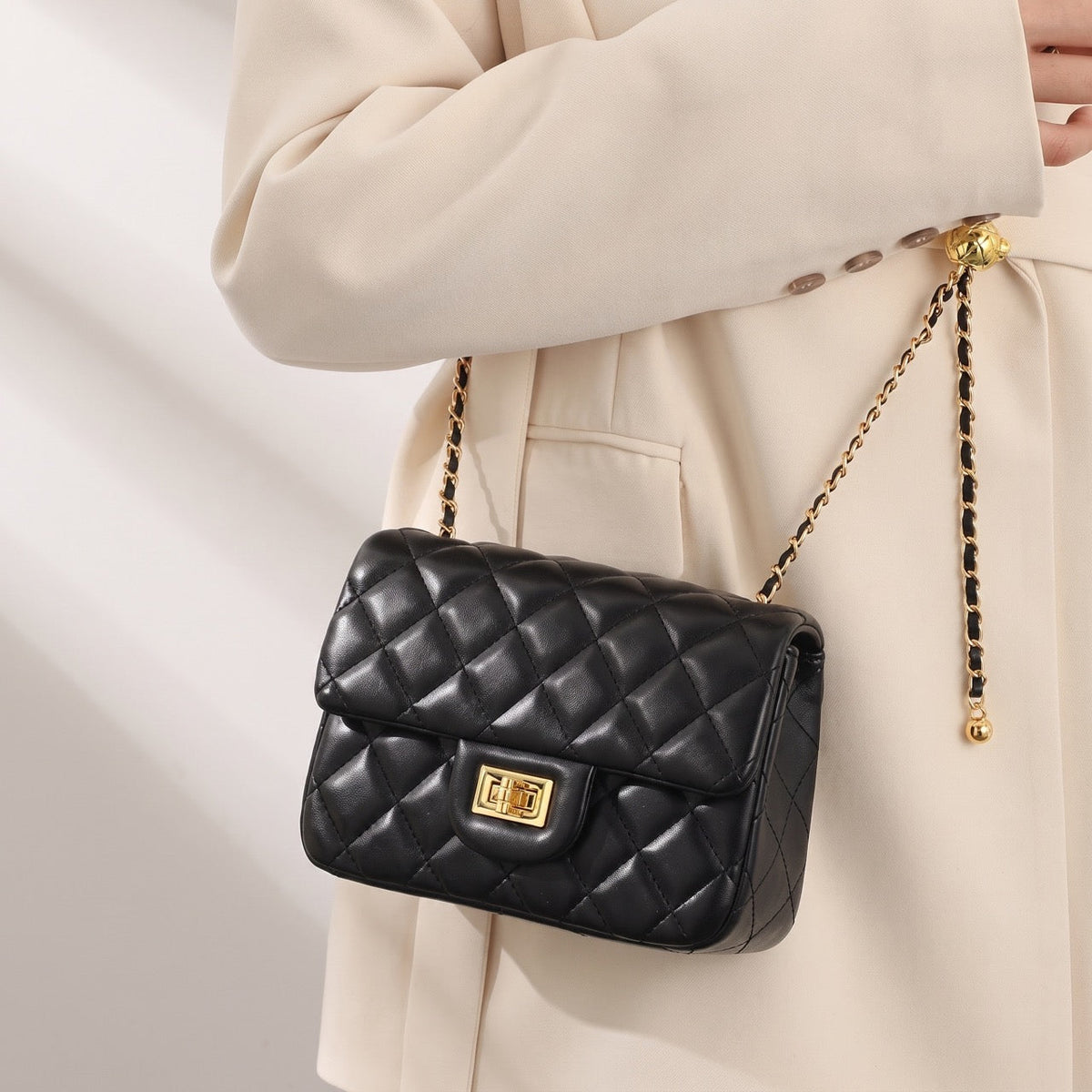 Bolso clutch acolchado de napa con cadena dorada