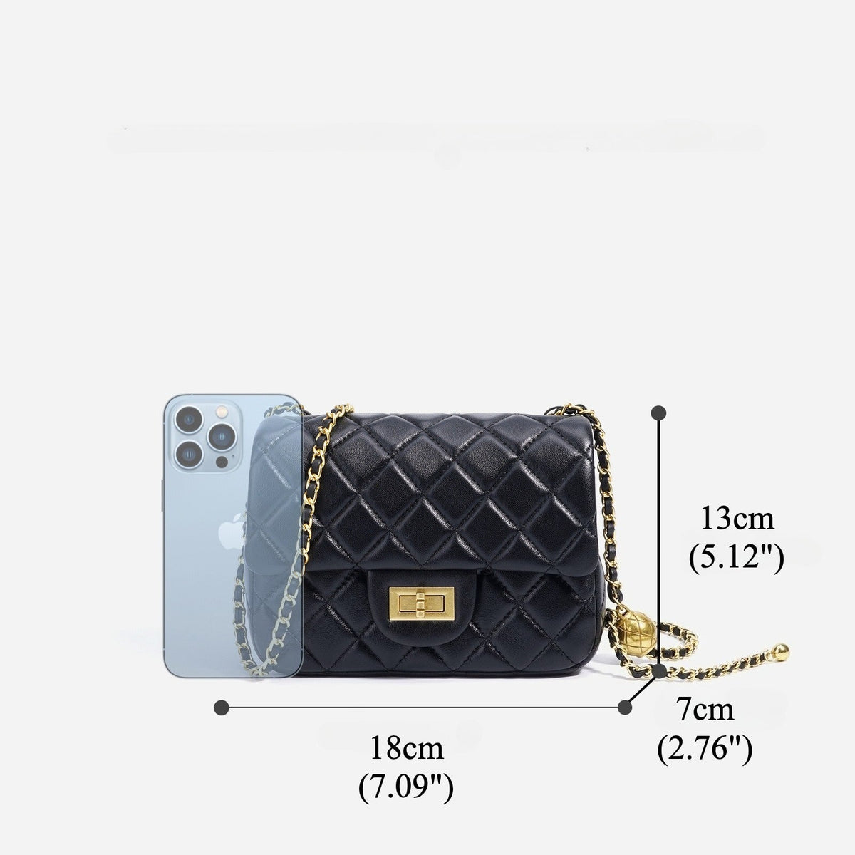 Bolso clutch acolchado de napa con cadena dorada
