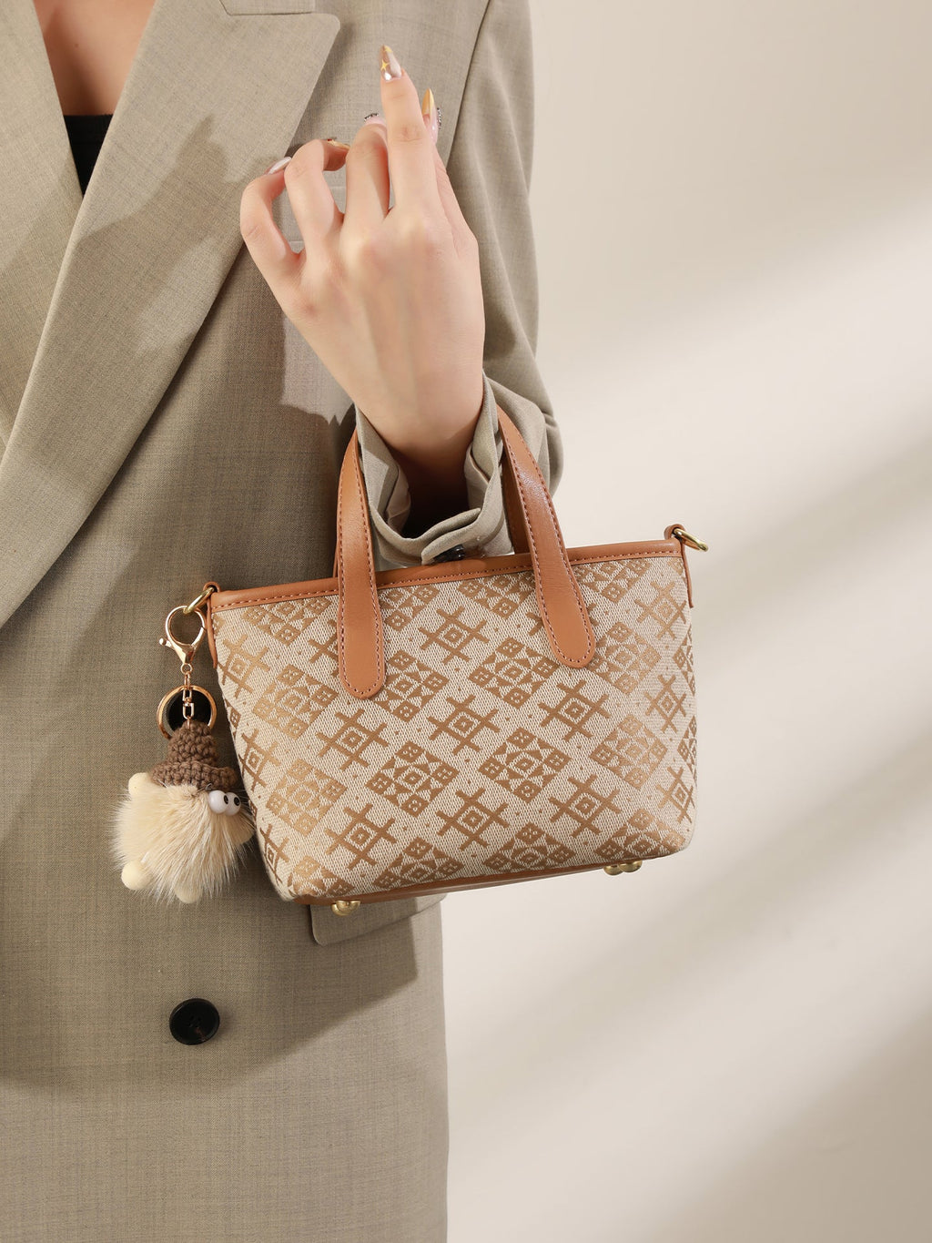 Bolso mini tote de piel vegana con monograma