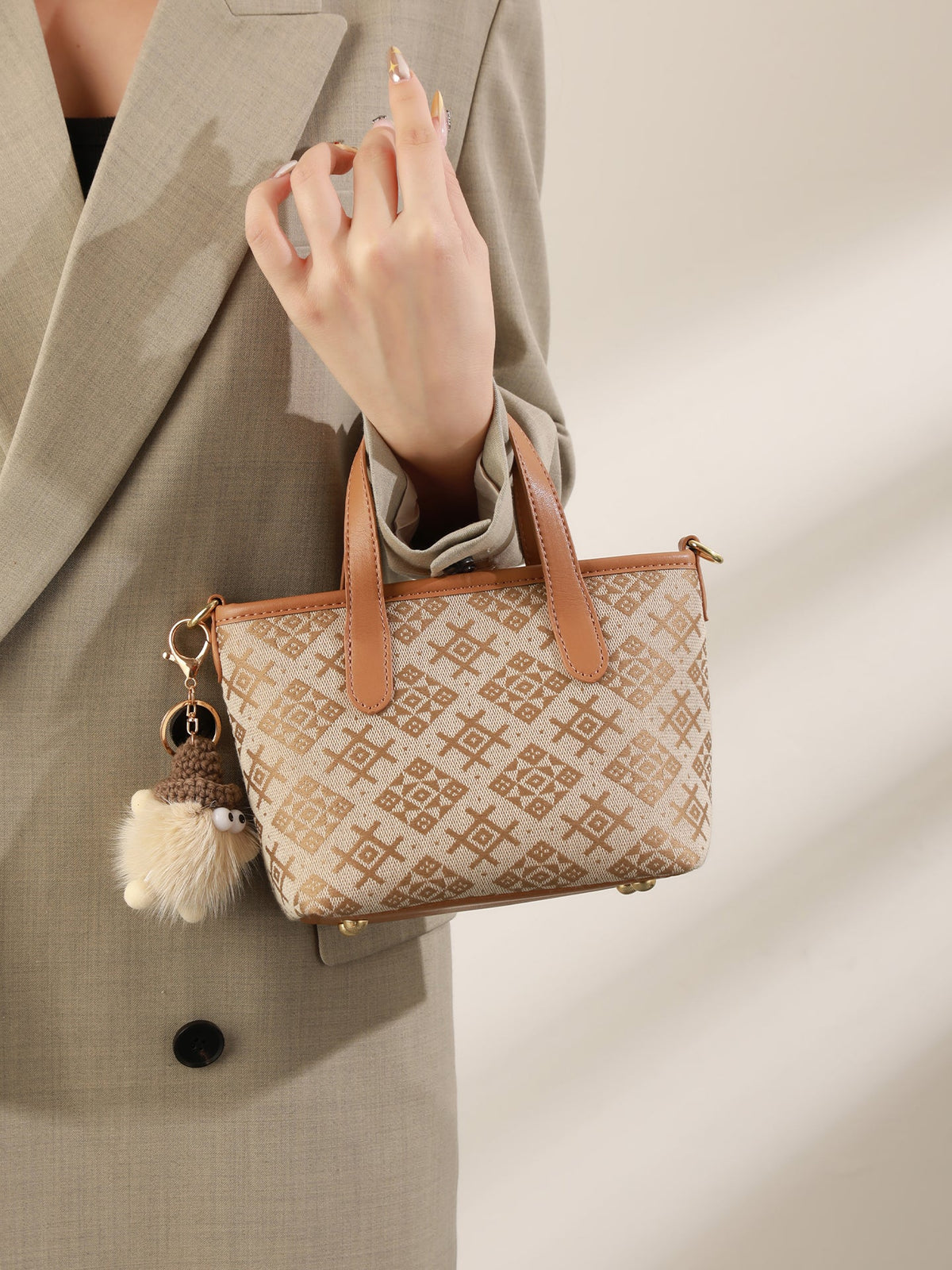 Bolso mini tote de piel vegana con monograma