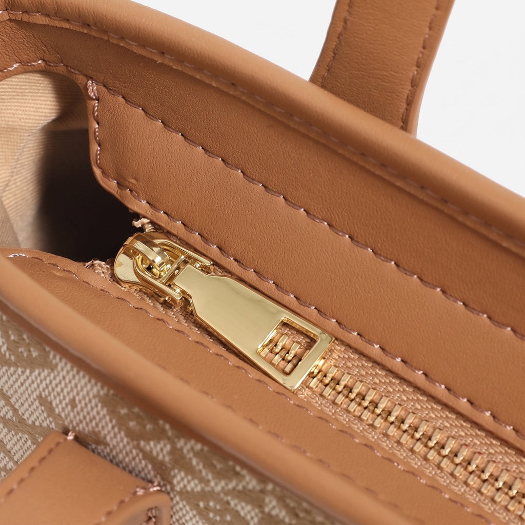 Bolso mini tote de piel vegana con monograma