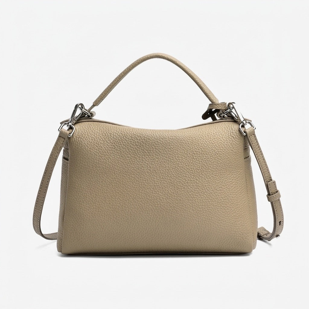 Bolso clutch cuadrado tipo almohada de piel