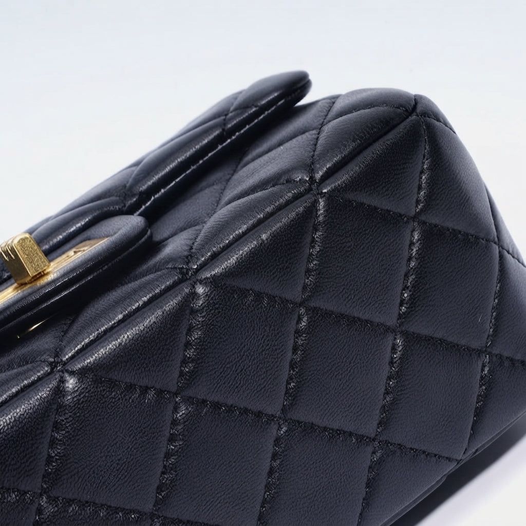 Bolso clutch acolchado de napa con cadena dorada