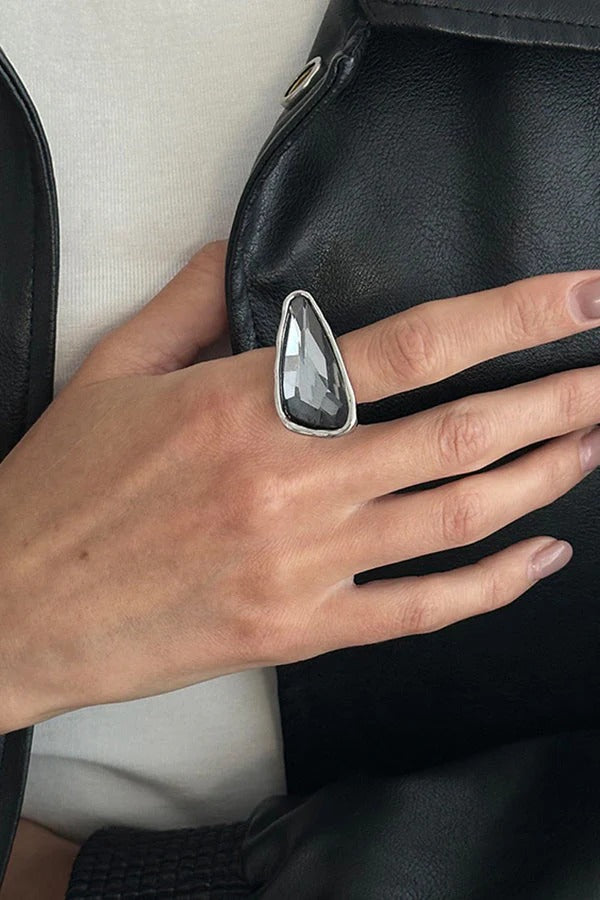 Anillo geométrico cuadrado de acabado metálico