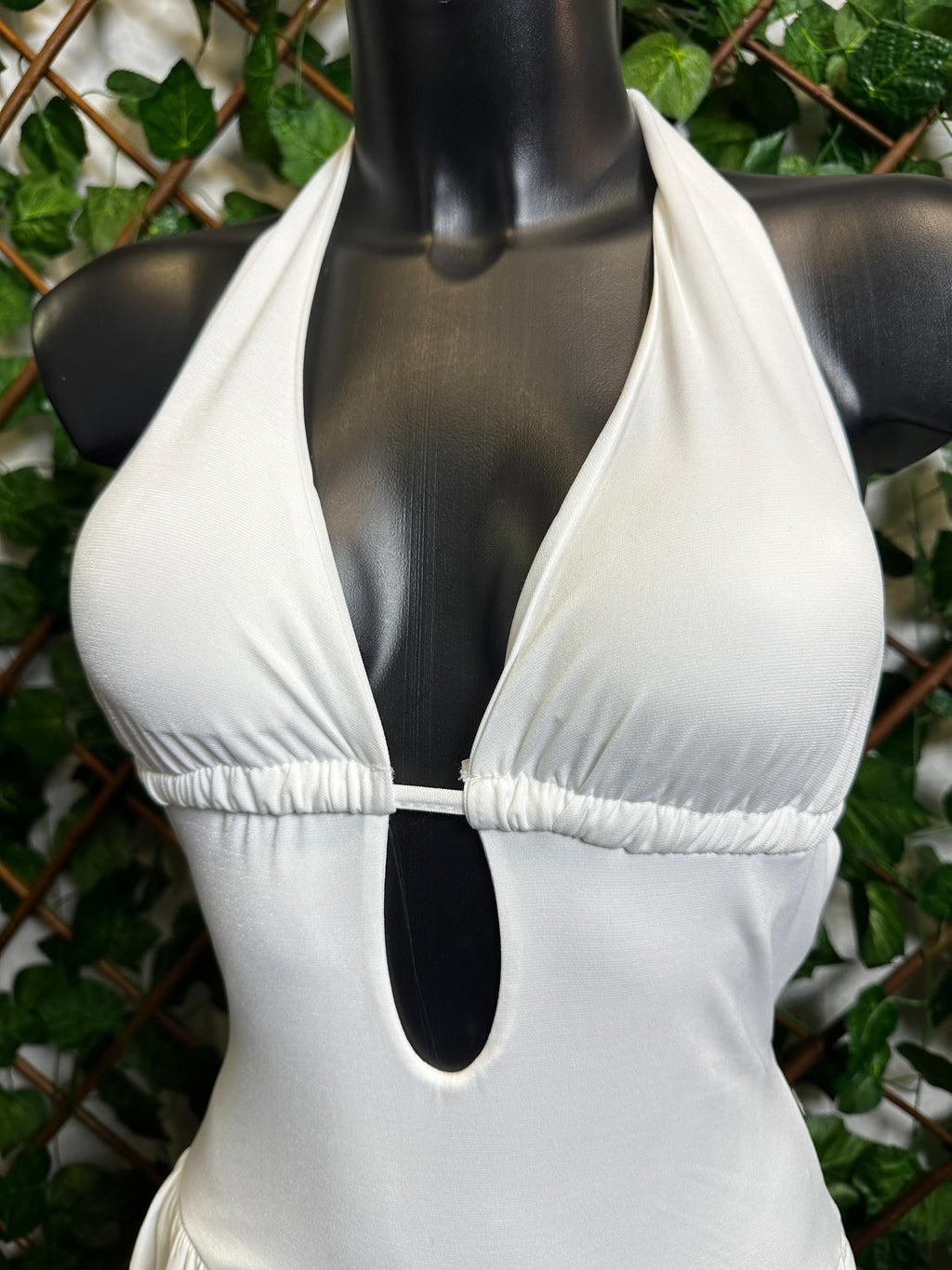 Vestido corto con escote especial