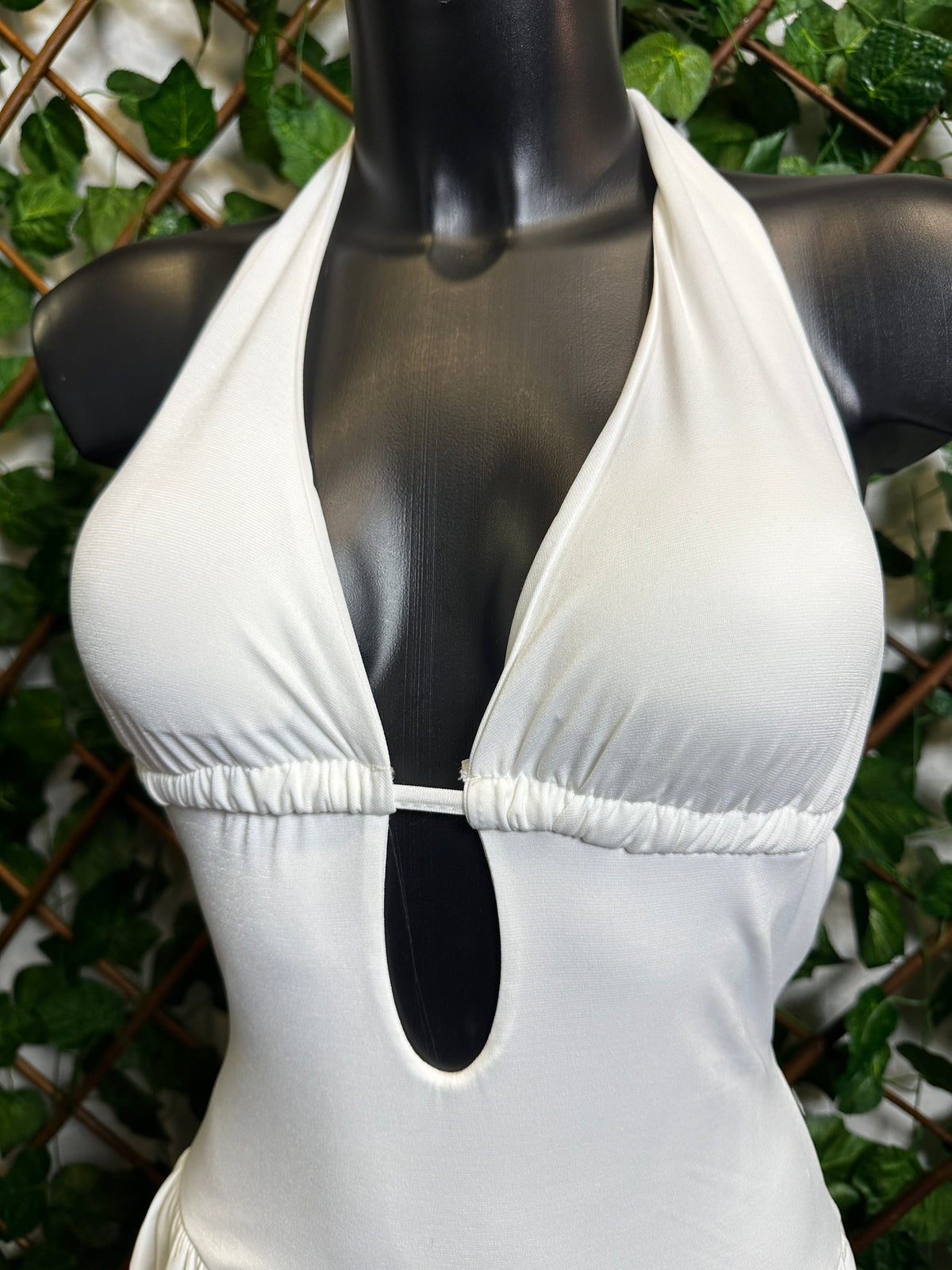 Vestido corto con escote especial