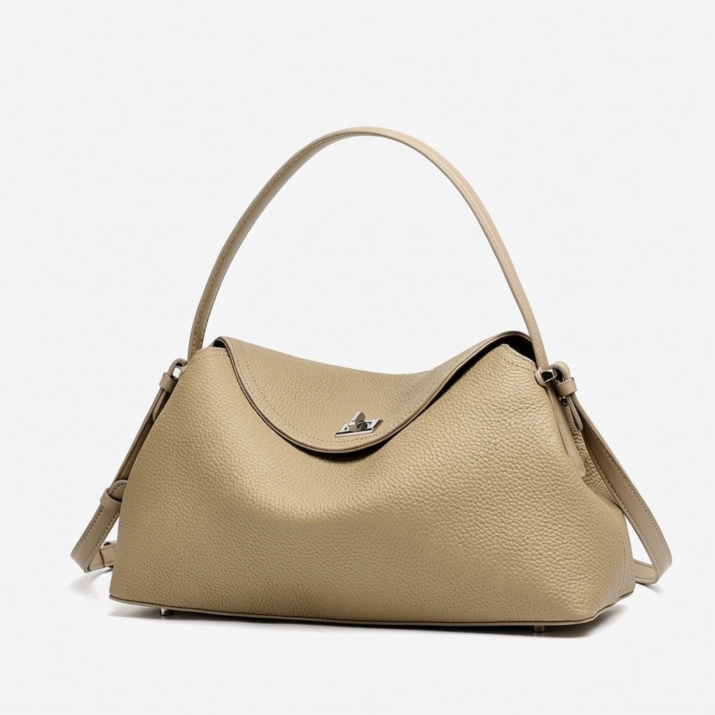 Bolso clutch de piel granulada con solapa
