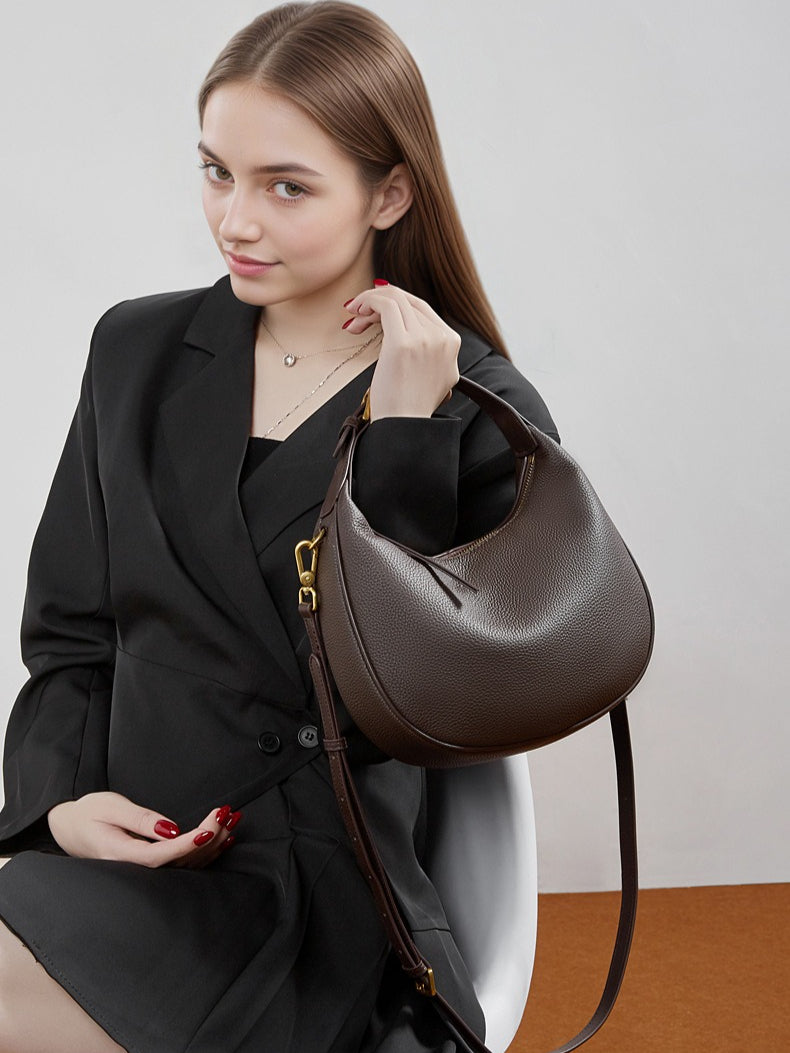 Bolso hobo de media luna en piel granulada