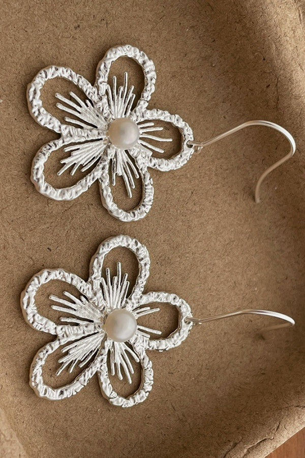 Pendientes de flor calada con perla