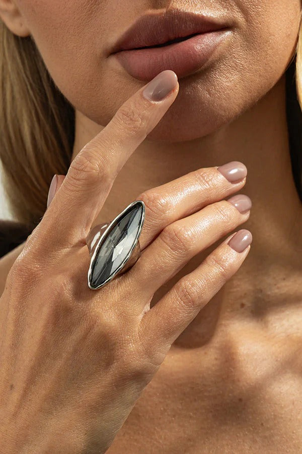 Anillo geométrico cuadrado de acabado metálico