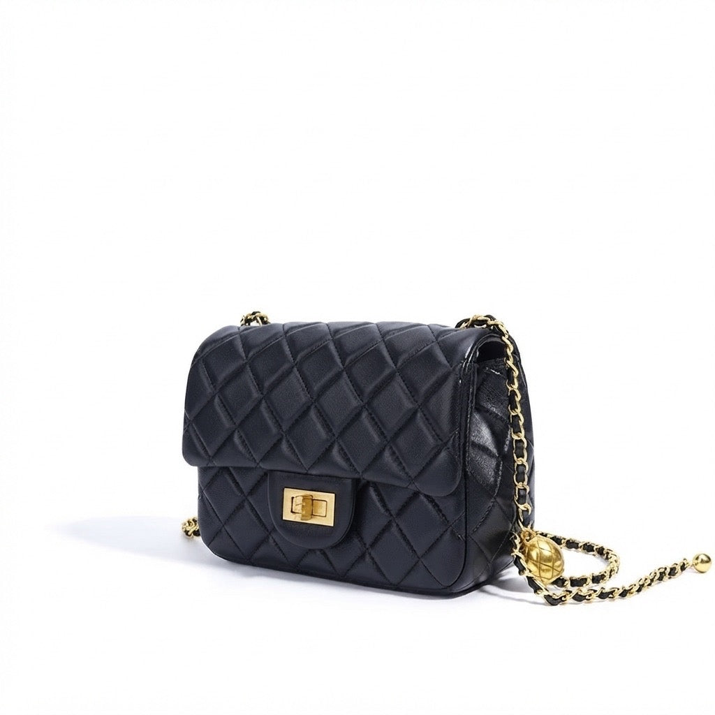Bolso clutch acolchado de napa con cadena dorada