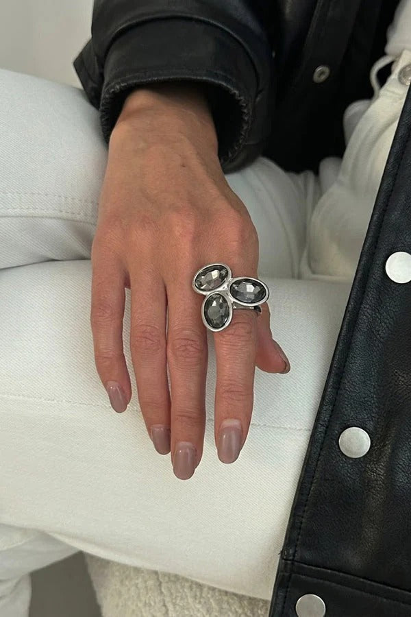 Anillo geométrico cuadrado de acabado metálico