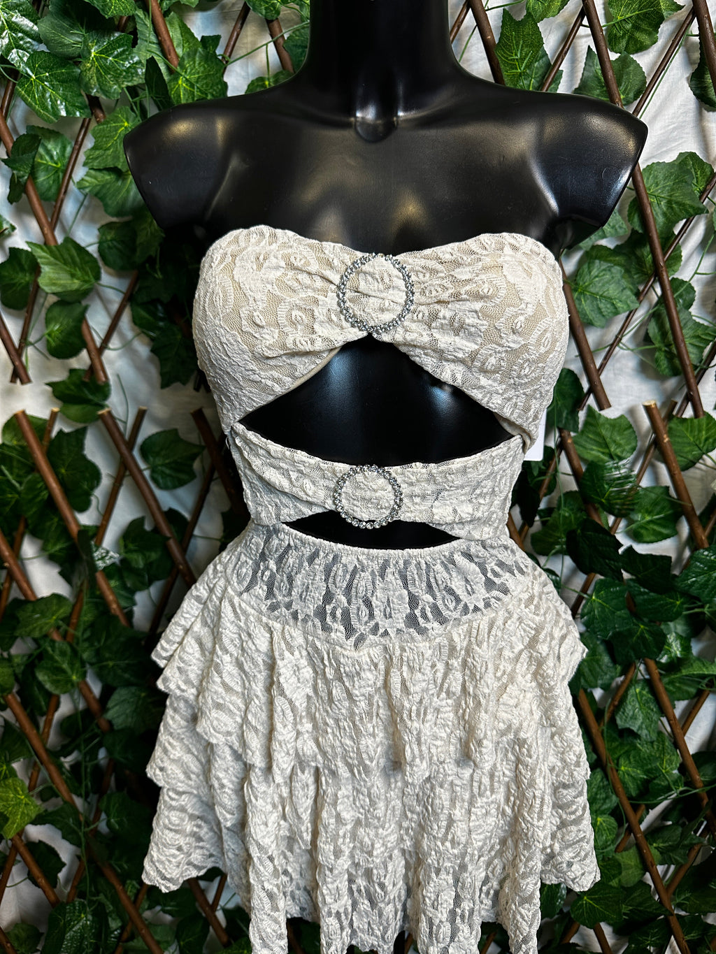 Modelo crep: vestido corto con detalle de aros brillantes y copas integradas | talla única