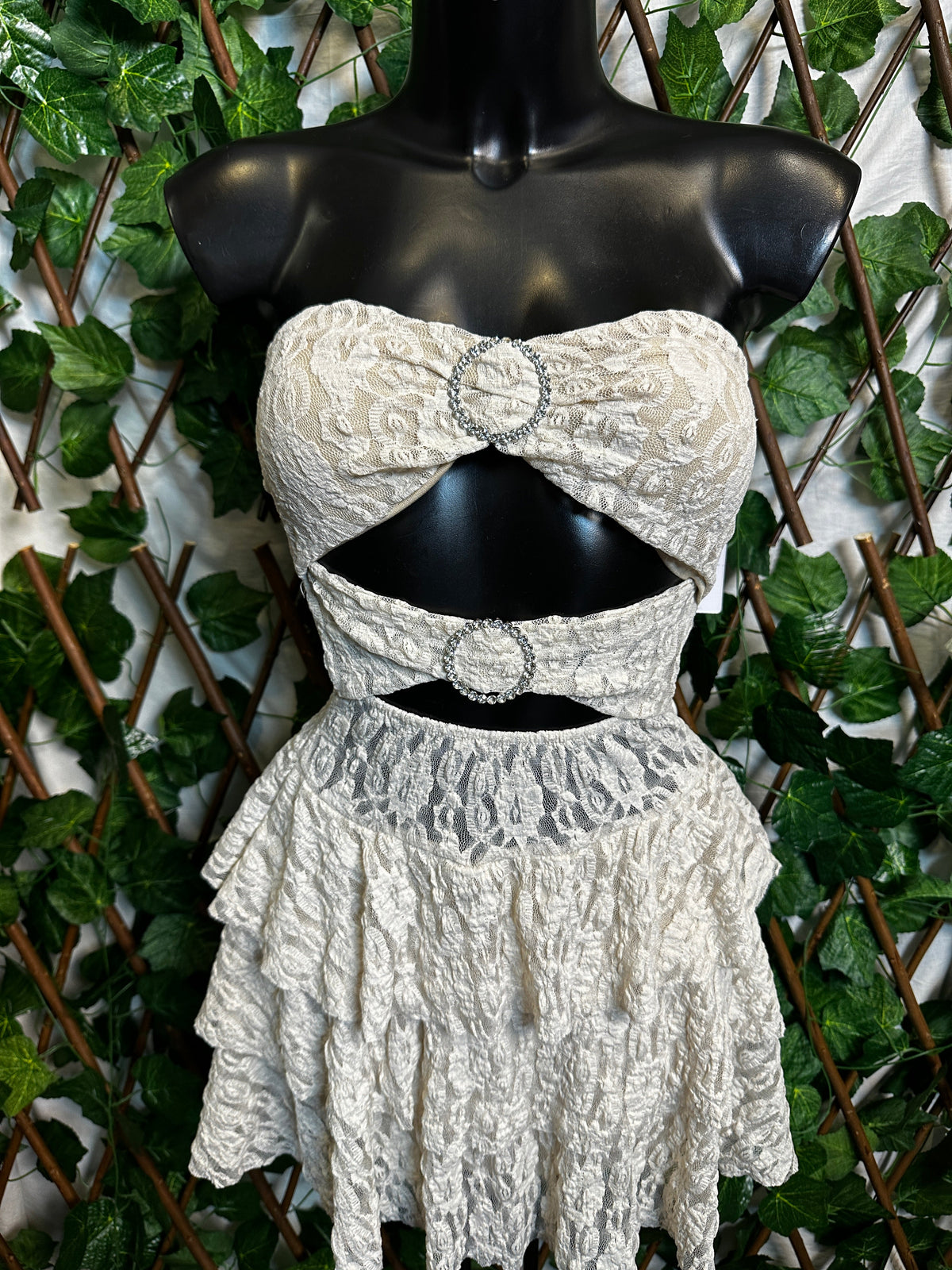 Modelo crep: vestido corto con detalle de aros brillantes y copas integradas | talla única