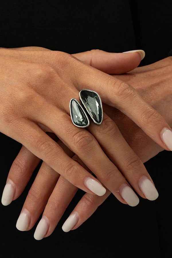 Anillo geométrico cuadrado de acabado metálico