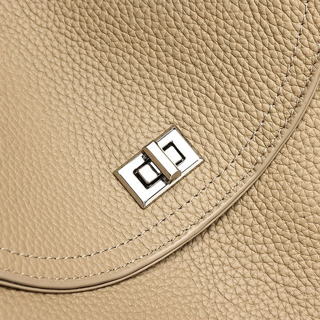 Bolso clutch de piel granulada con solapa
