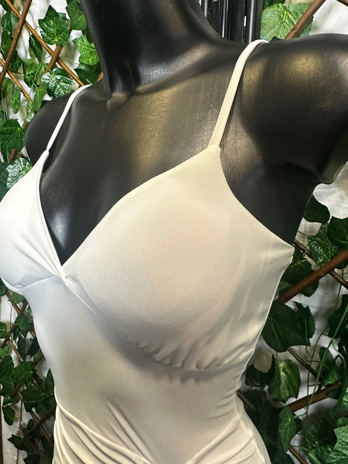 Vestido corto con abertura y fruncido en el lado izquierdo | talla única