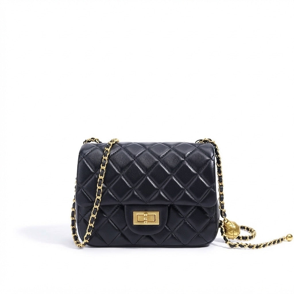 Bolso clutch acolchado de napa con cadena dorada