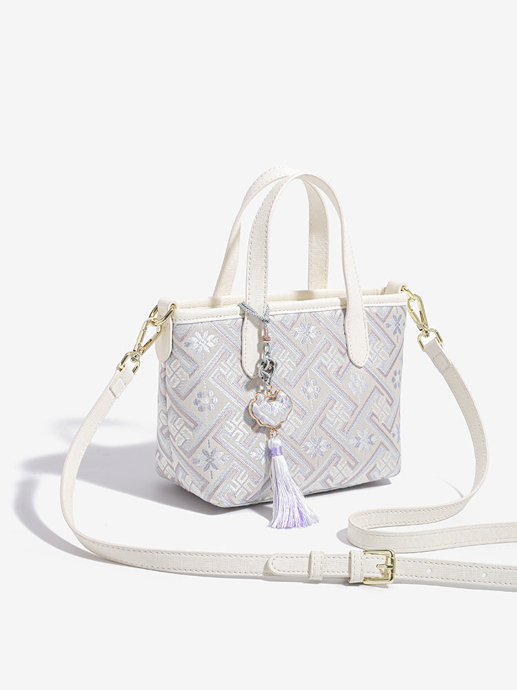 Bolso tote de piel vegana con jacquard oriental y borla
