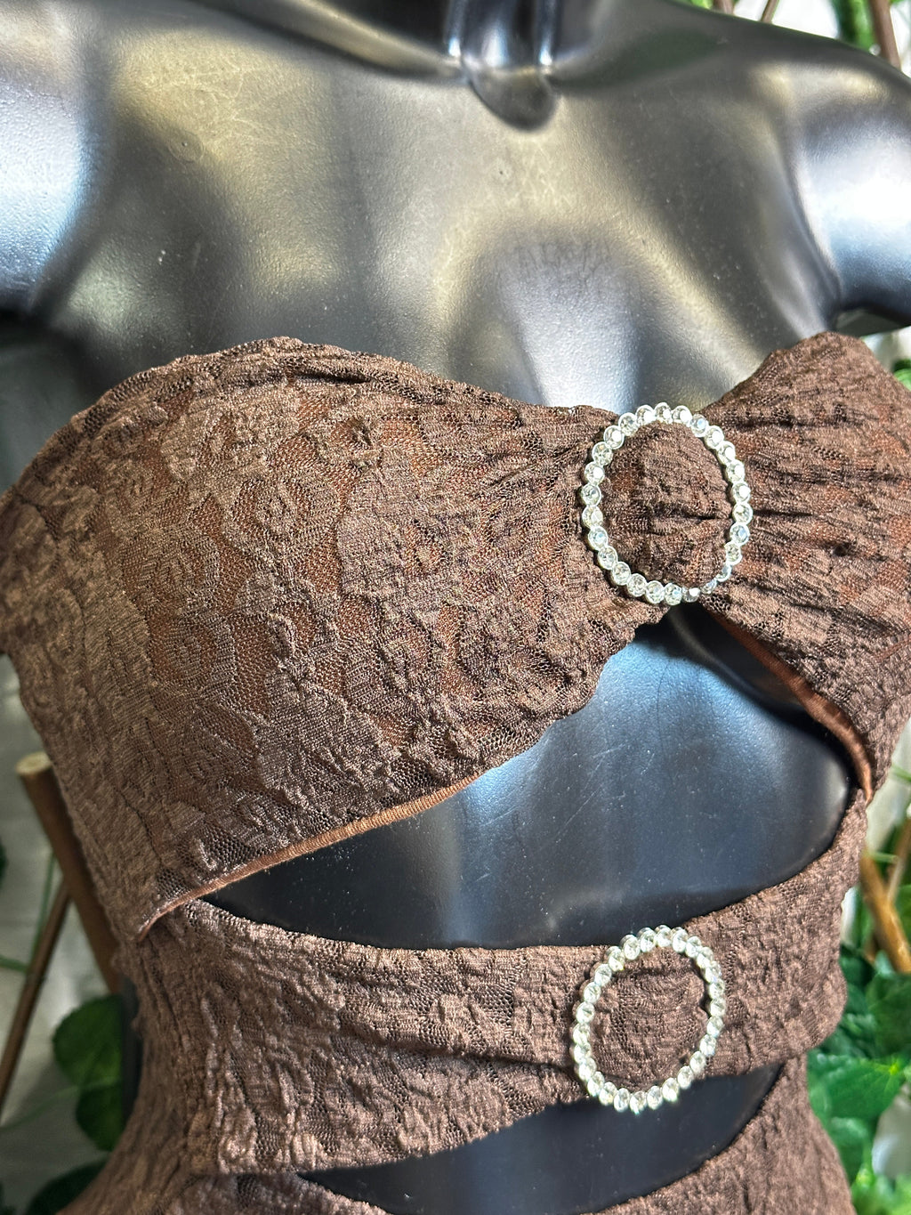 Modelo crep: vestido corto con detalle de aros brillantes y copas integradas | talla única