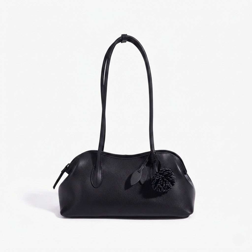 Bolso clutch curvo de piel con charm