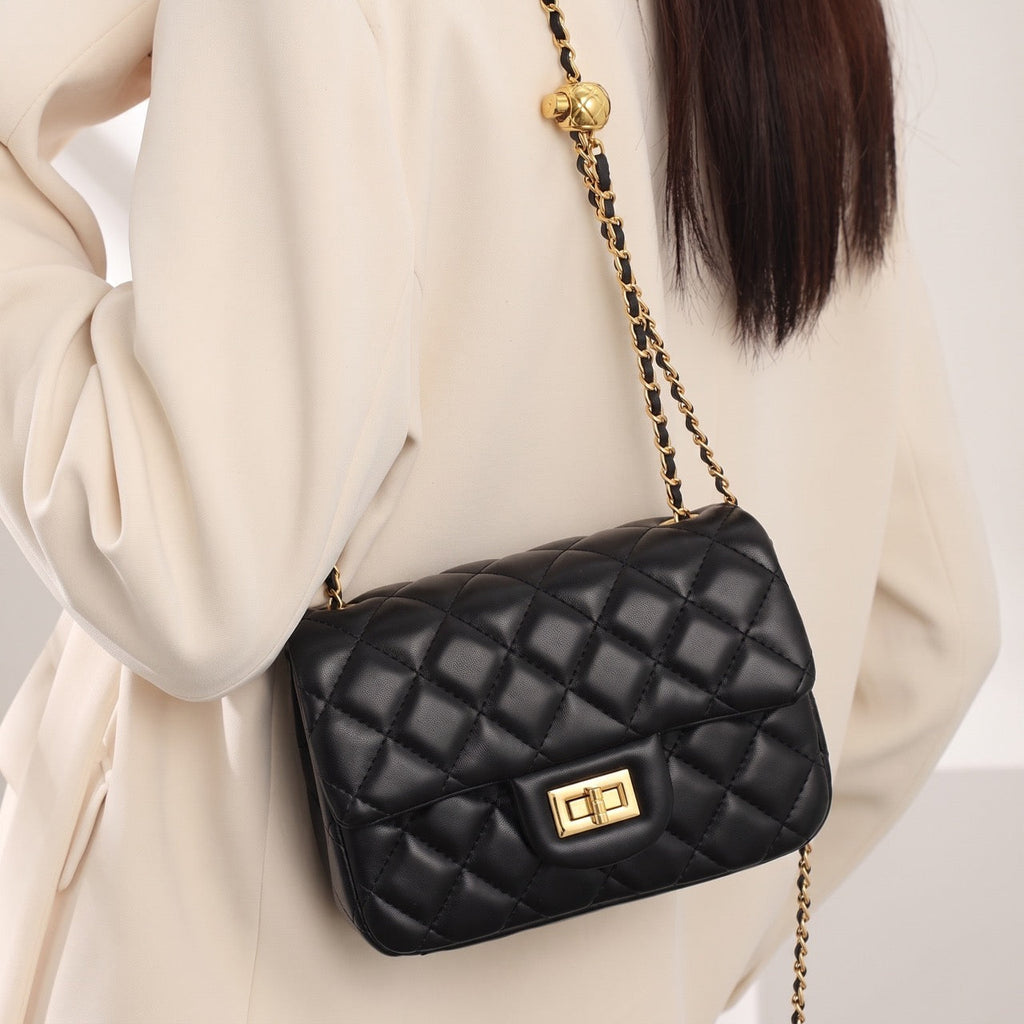 Bolso clutch acolchado de napa con cadena dorada