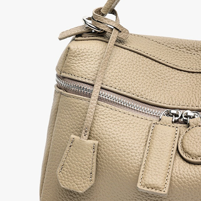 Bolso clutch cuadrado tipo almohada de piel