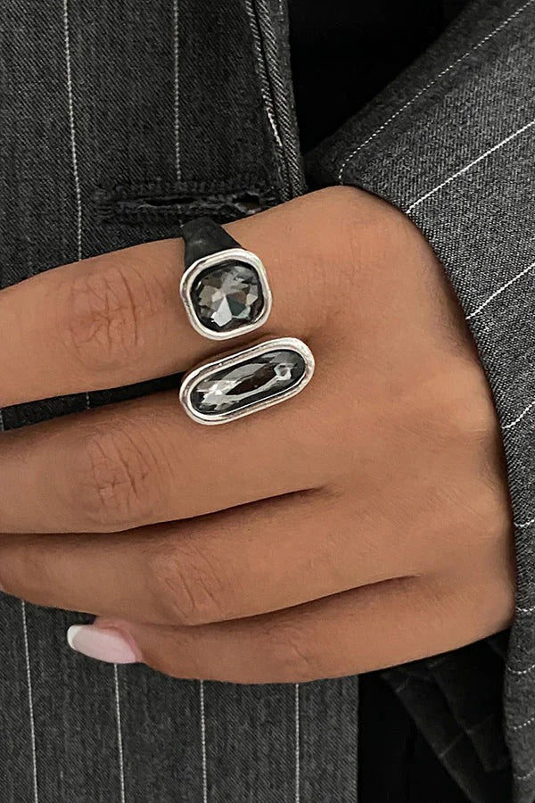 Anillo geométrico cuadrado de acabado metálico