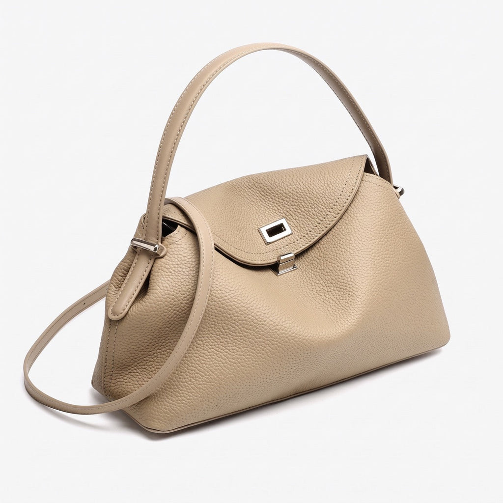 Bolso clutch de piel granulada con solapa