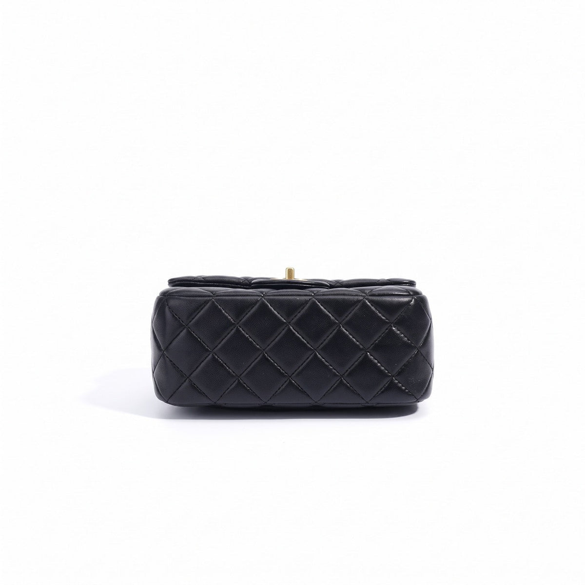 Bolso clutch acolchado de napa con cadena dorada