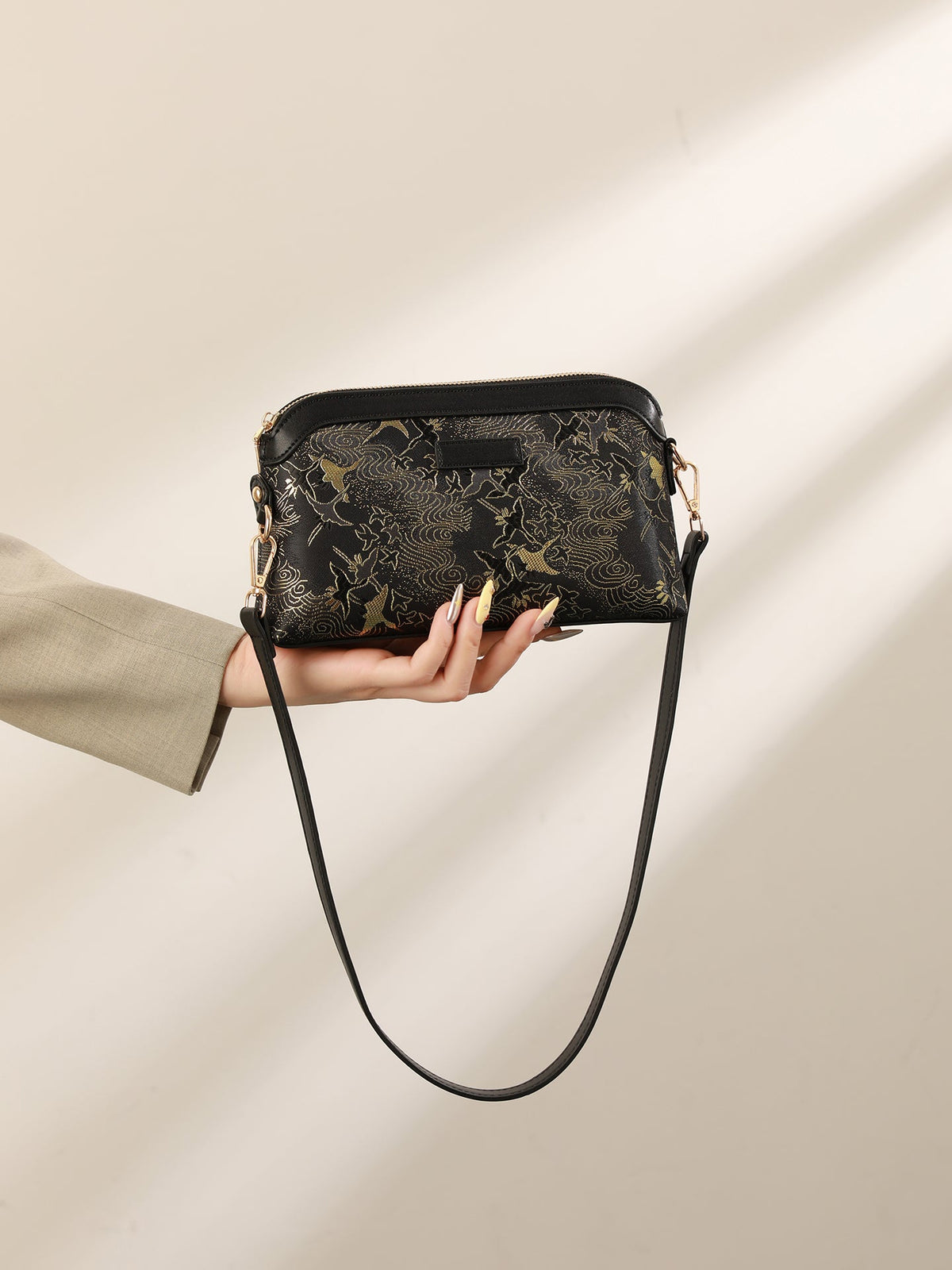 Bolso clutch de piel vegana con estampado de grullas