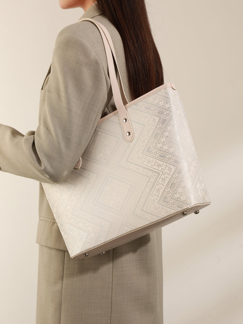 Bolso tote de piel vegana con jacquard geométrico