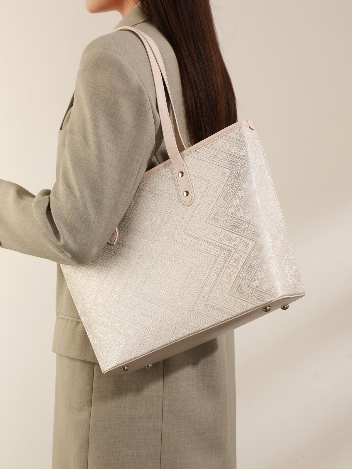 Bolso tote de piel vegana con jacquard geométrico