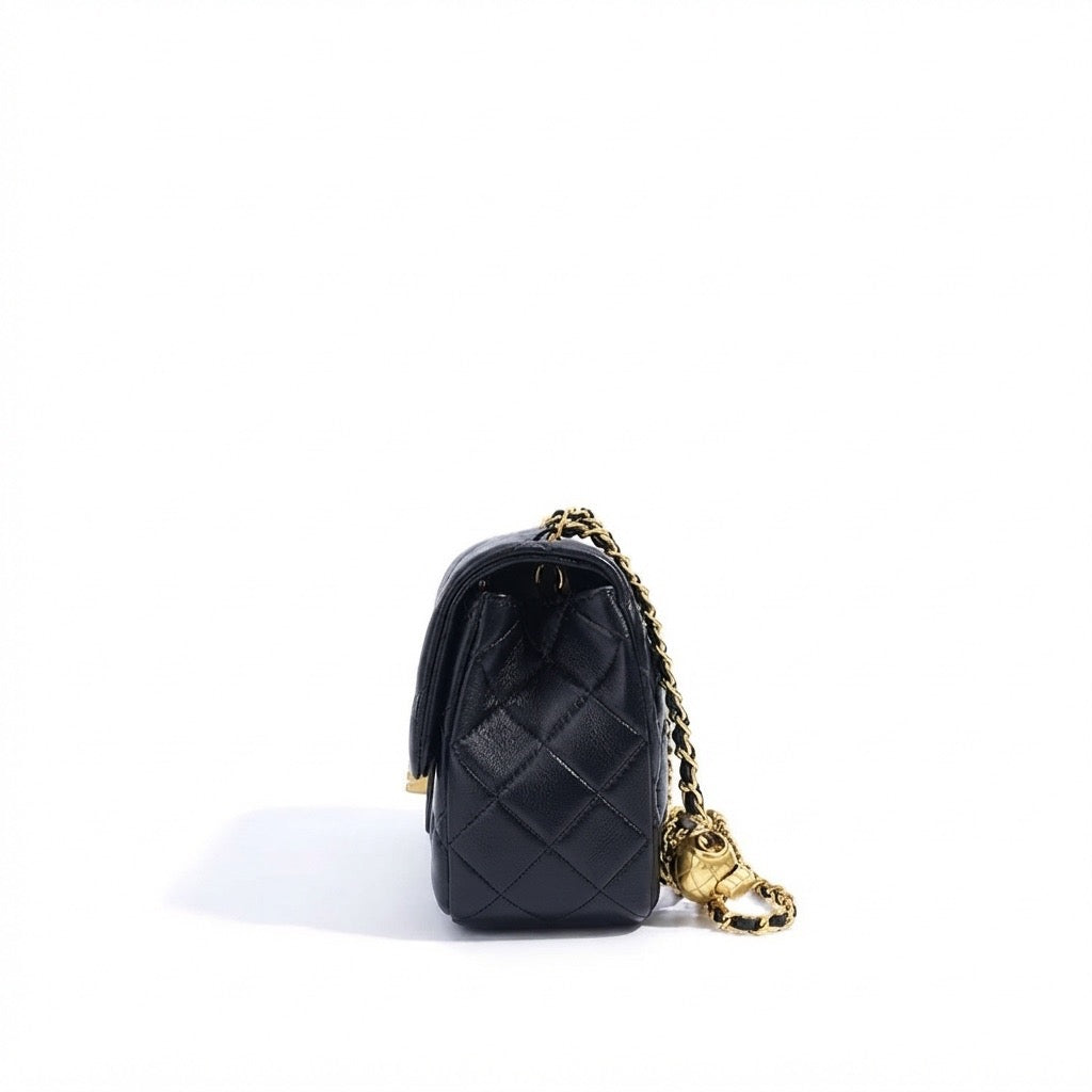 Bolso clutch acolchado de napa con cadena dorada