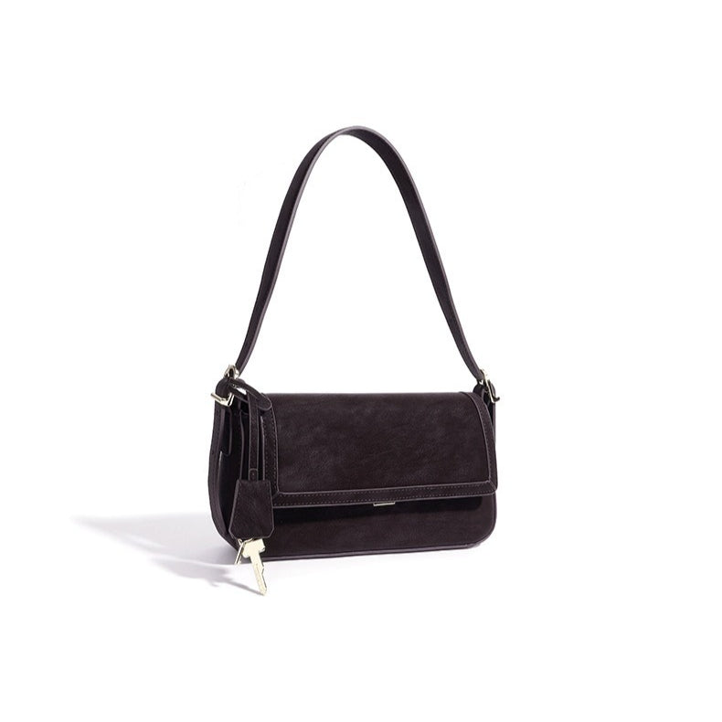 Bolso de hombro de piel con llavero charm