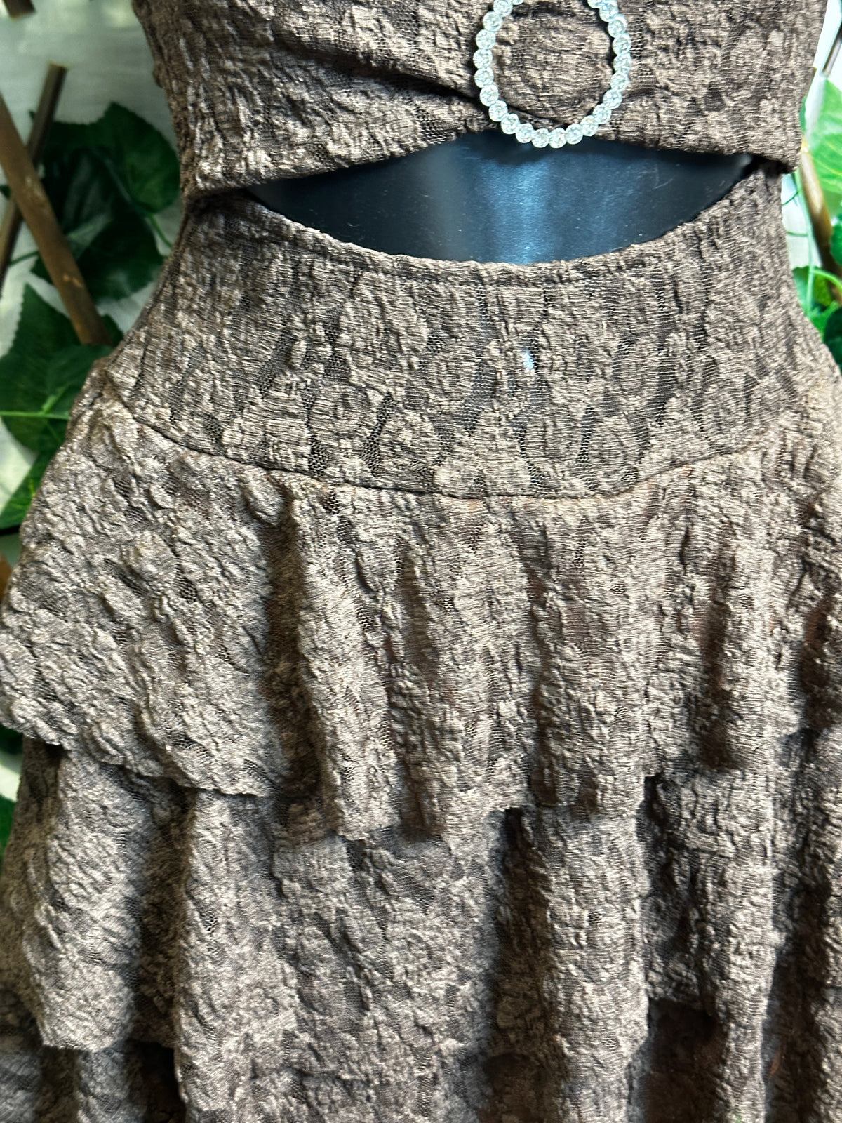 Modelo crep: vestido corto con detalle de aros brillantes y copas integradas | talla única