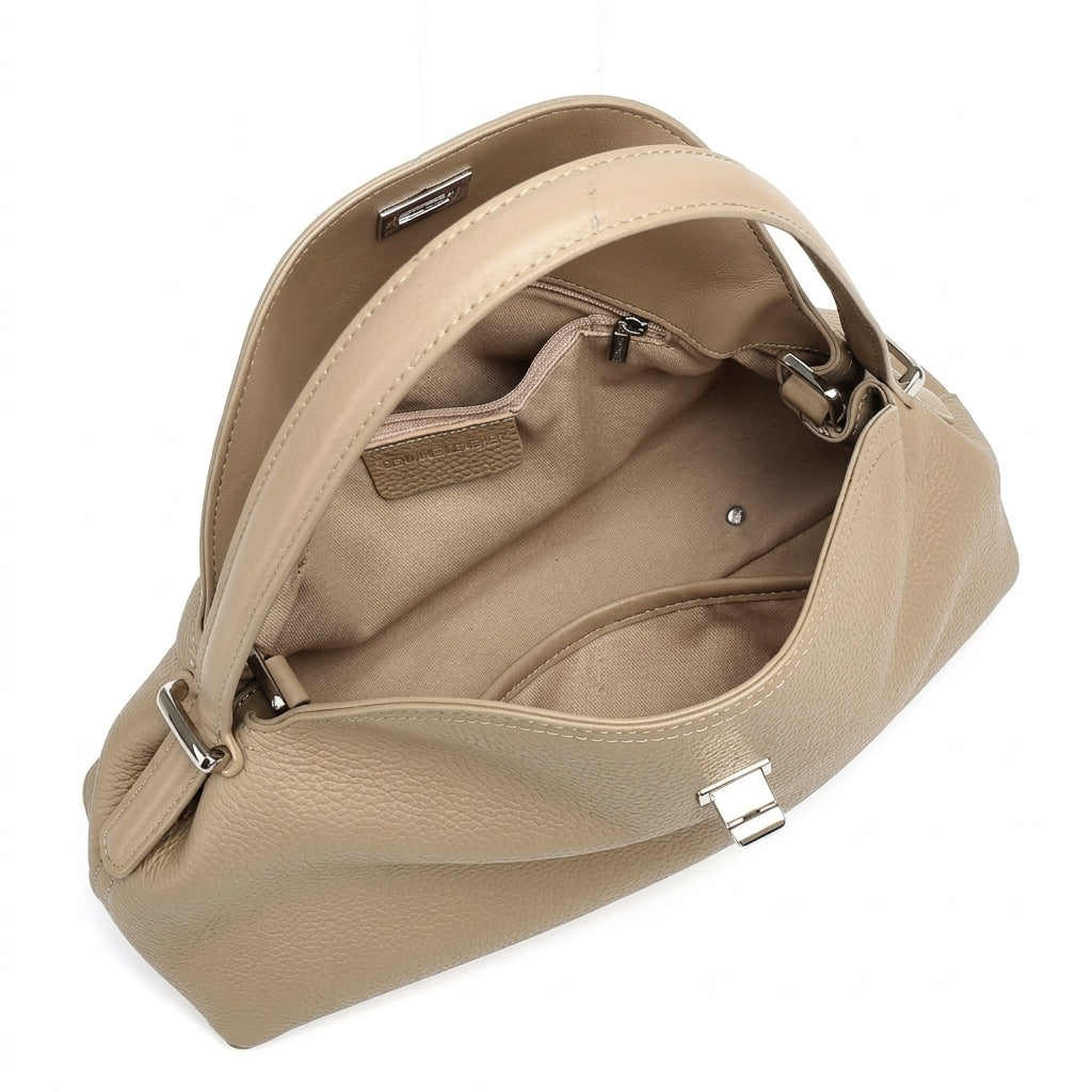 Bolso clutch de piel granulada con solapa