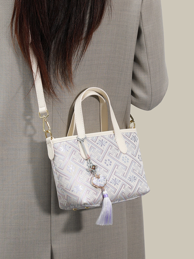 Bolso tote de piel vegana con jacquard oriental y borla
