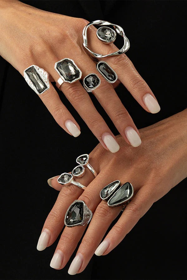 Anillo geométrico cuadrado de acabado metálico