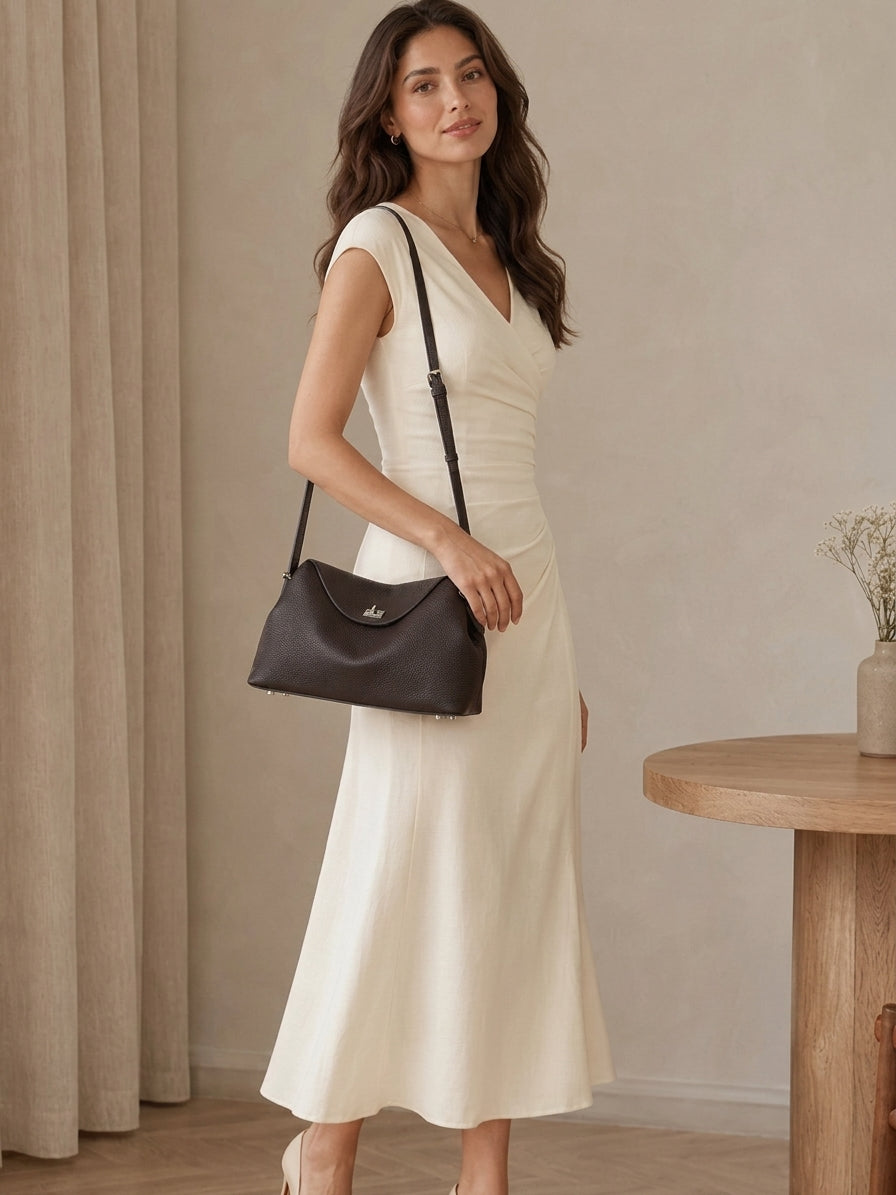 Bolso clutch de piel granulada con solapa