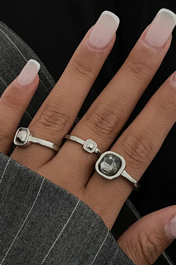 Anillo geométrico cuadrado de acabado metálico