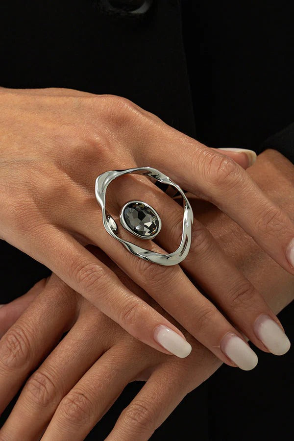 Anillo geométrico cuadrado de acabado metálico
