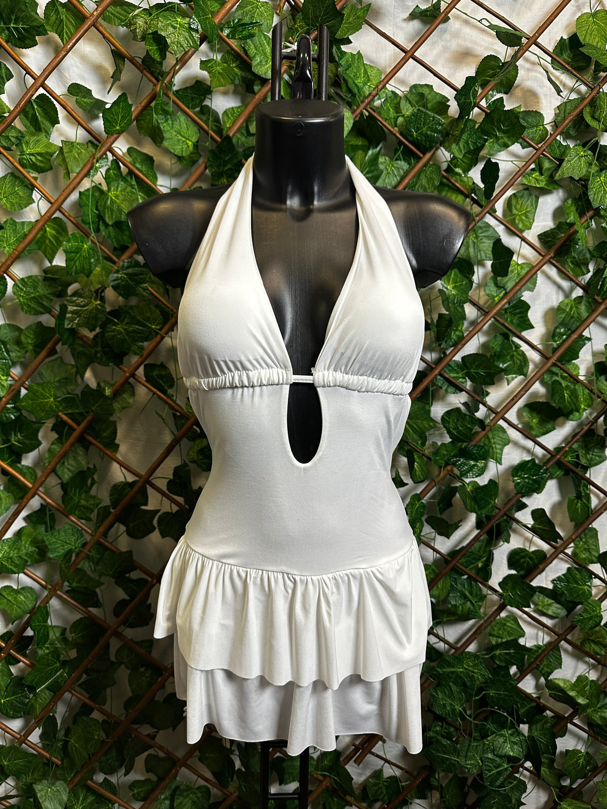 Vestido corto con escote especial