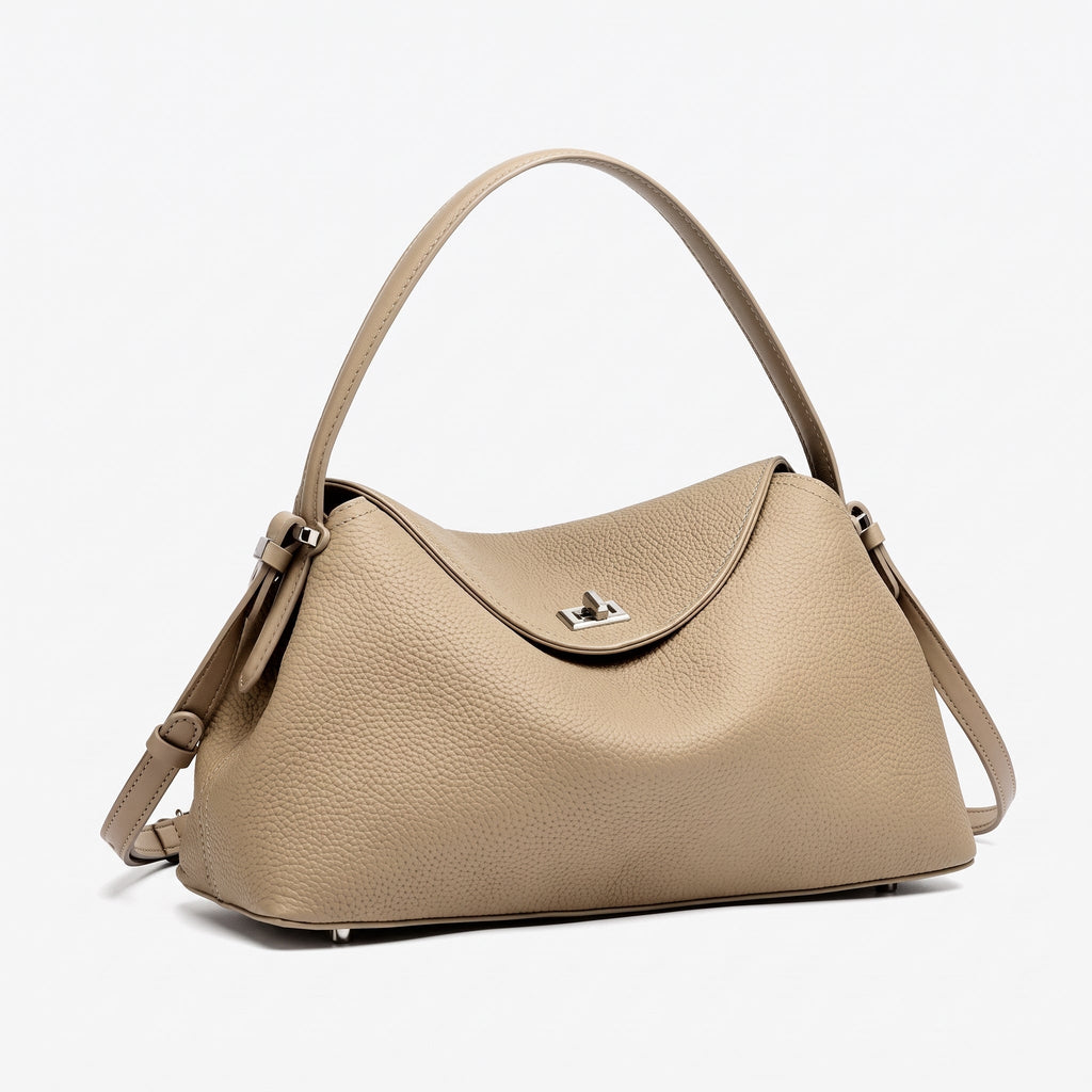 Bolso clutch de piel granulada con solapa