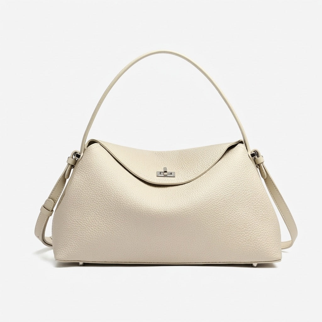 Bolso clutch de piel granulada con solapa