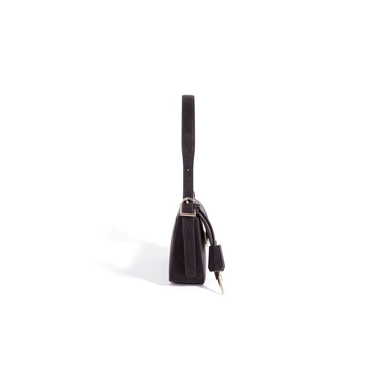 Bolso de hombro de piel con llavero charm