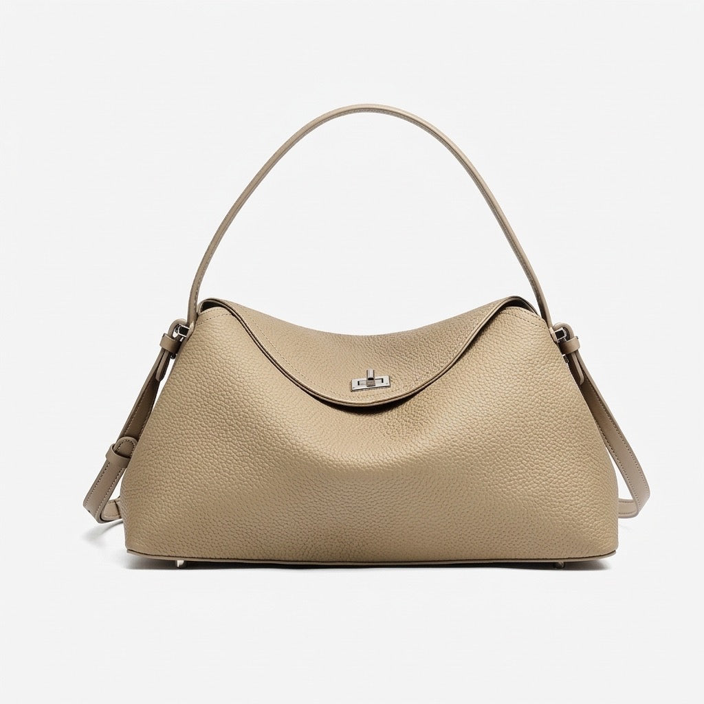 Bolso clutch de piel granulada con solapa