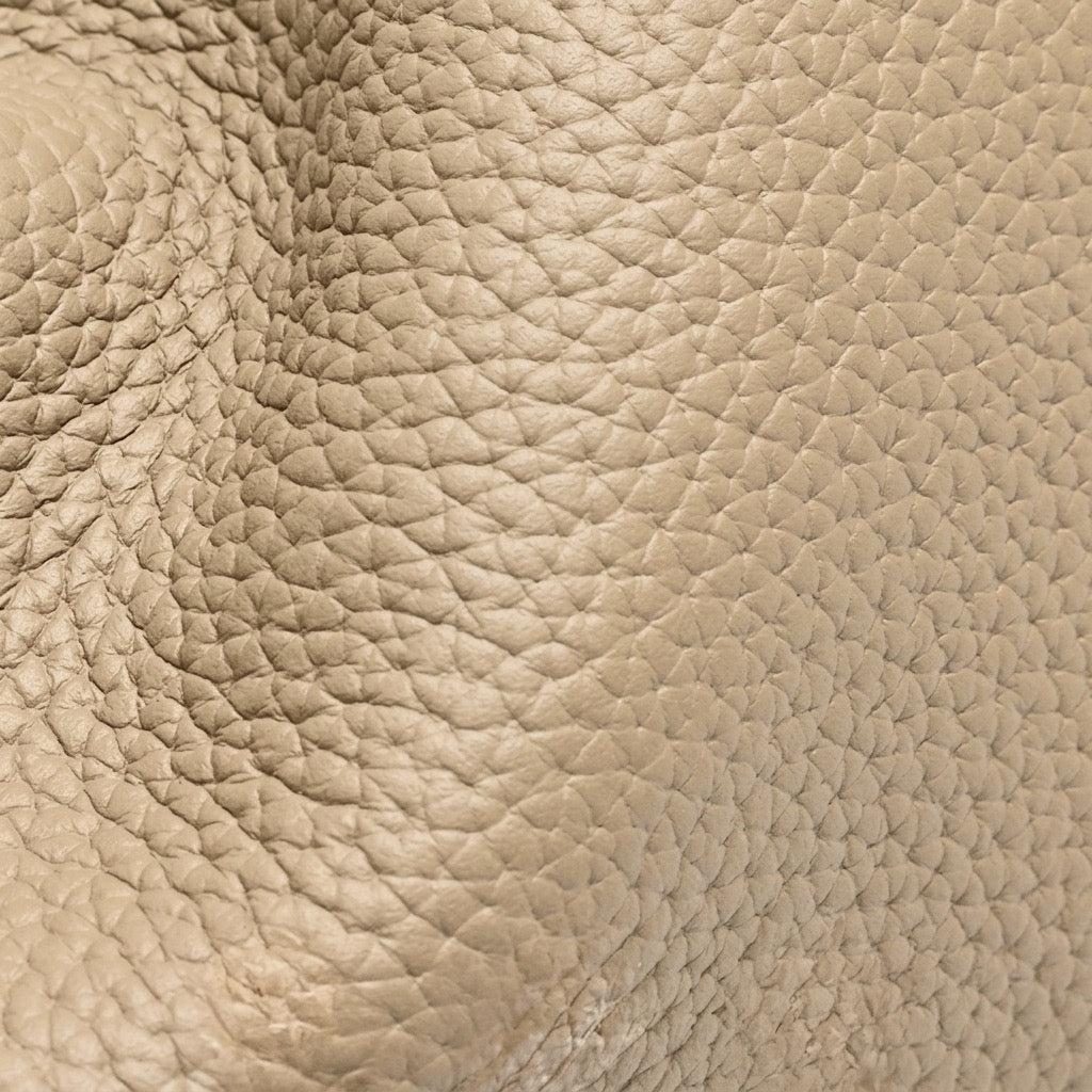 Bolso clutch cuadrado tipo almohada de piel