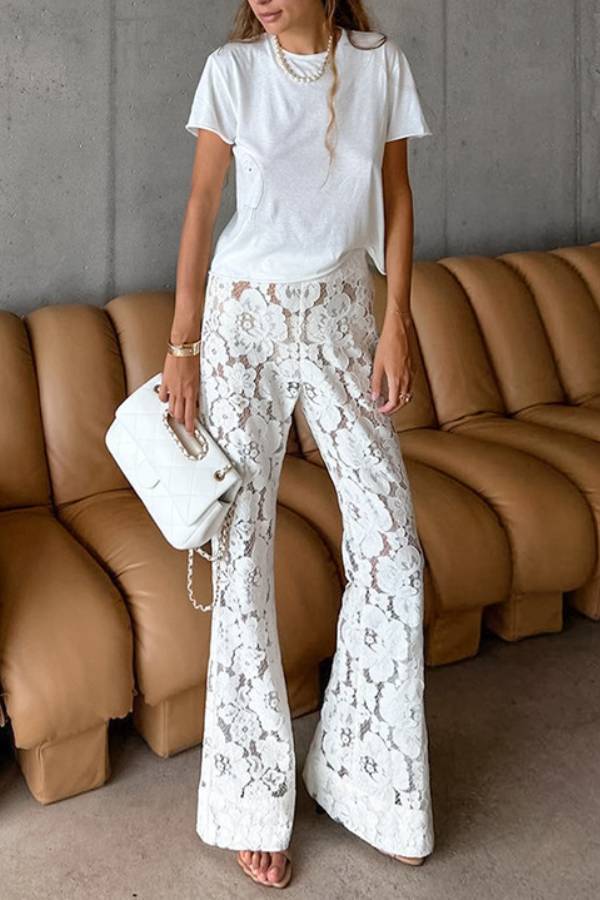 Pantalón acampanado de encaje con flores en relieve y talle alto