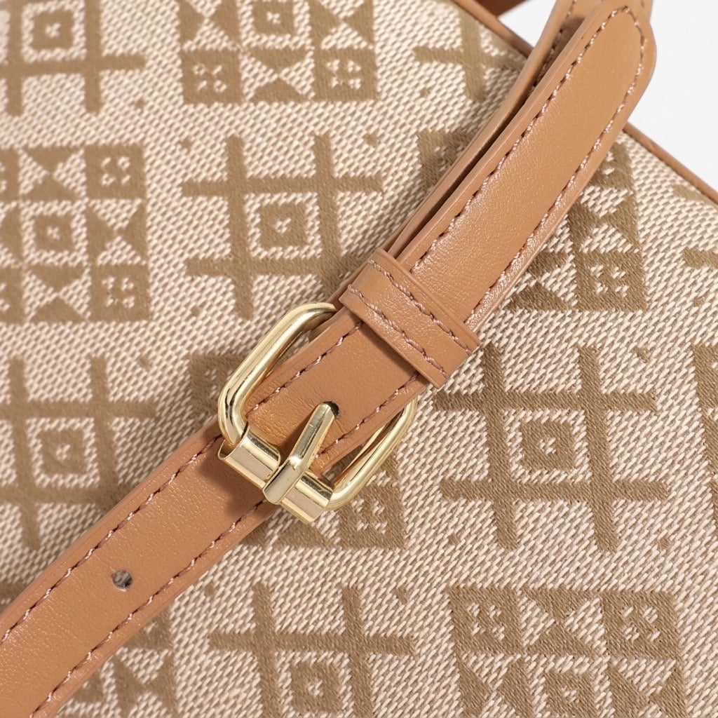 Bolso clutch vintage de piel vegana con monograma